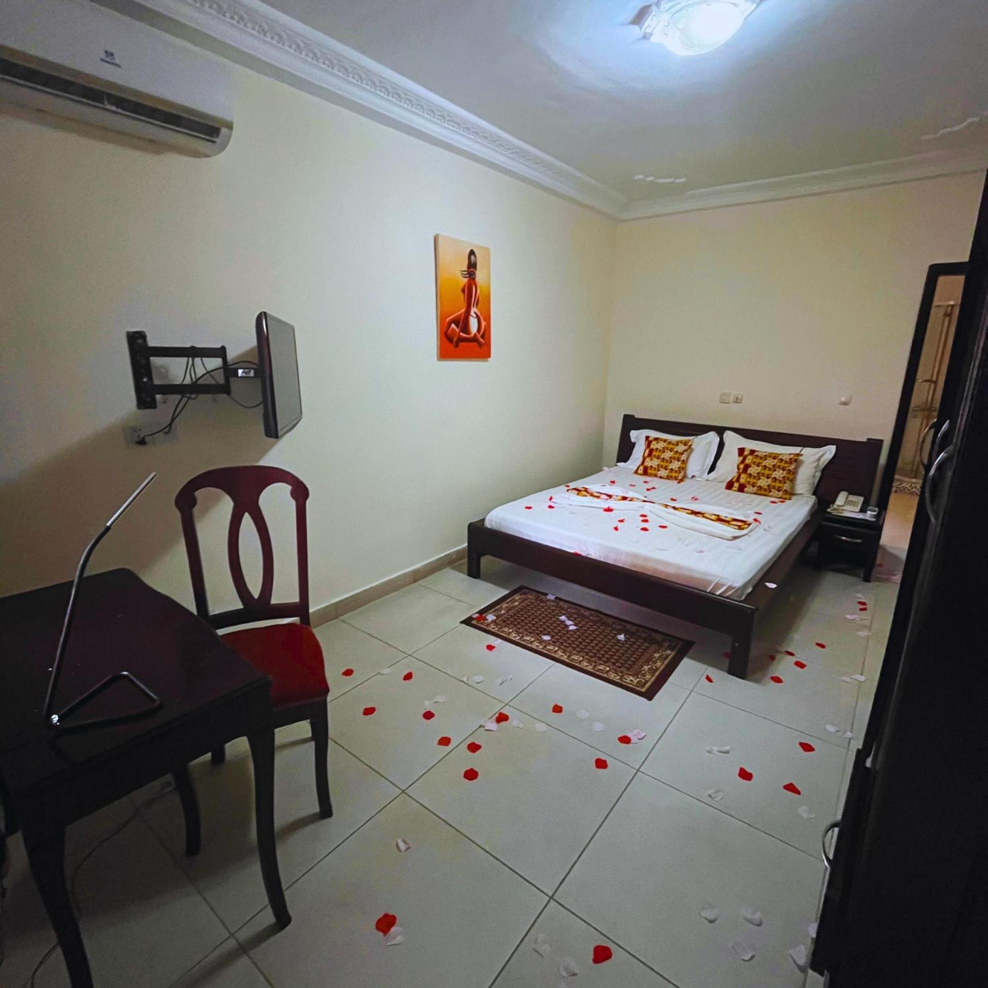 Cypa Hotel Абиджан Екстериор снимка