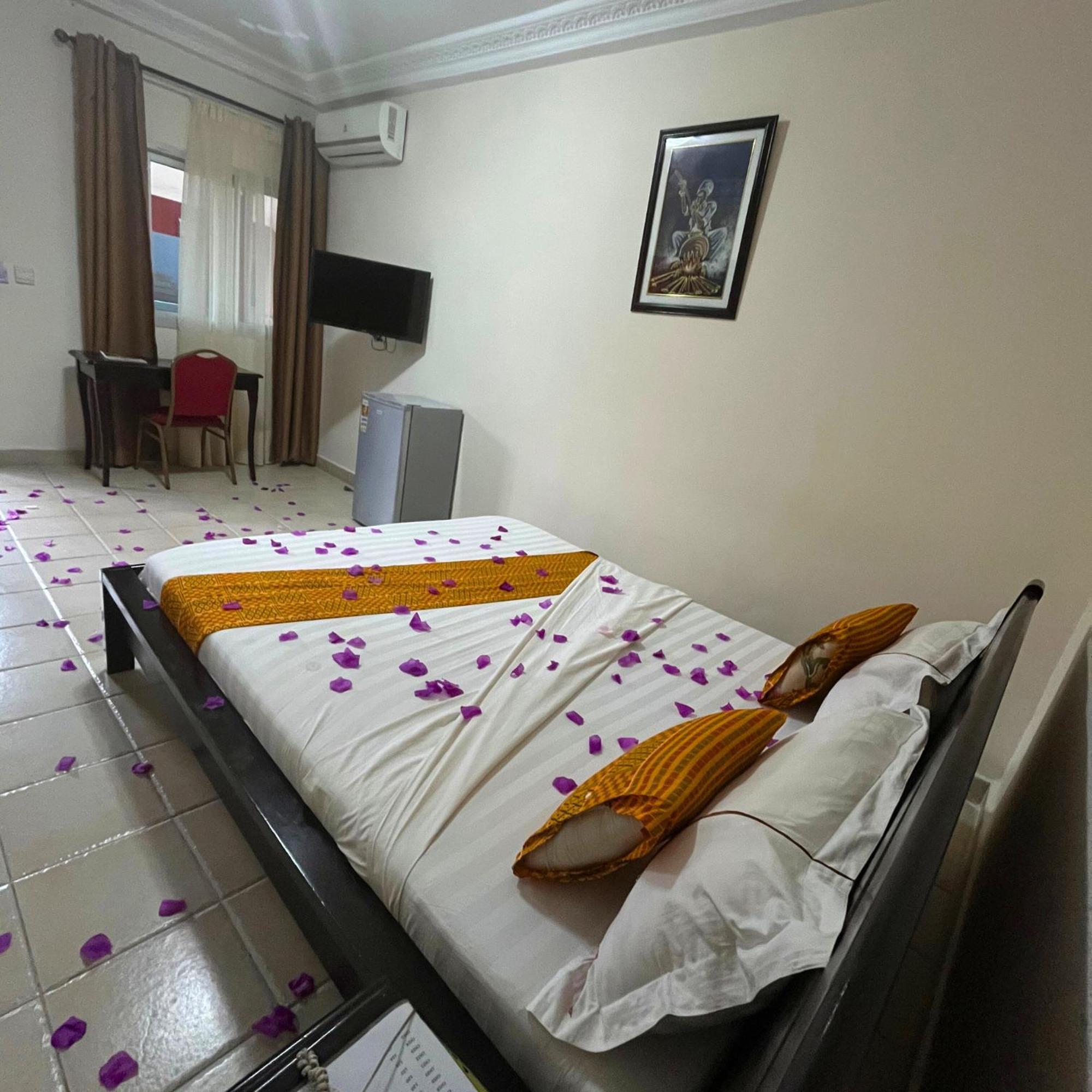 Cypa Hotel Абиджан Екстериор снимка
