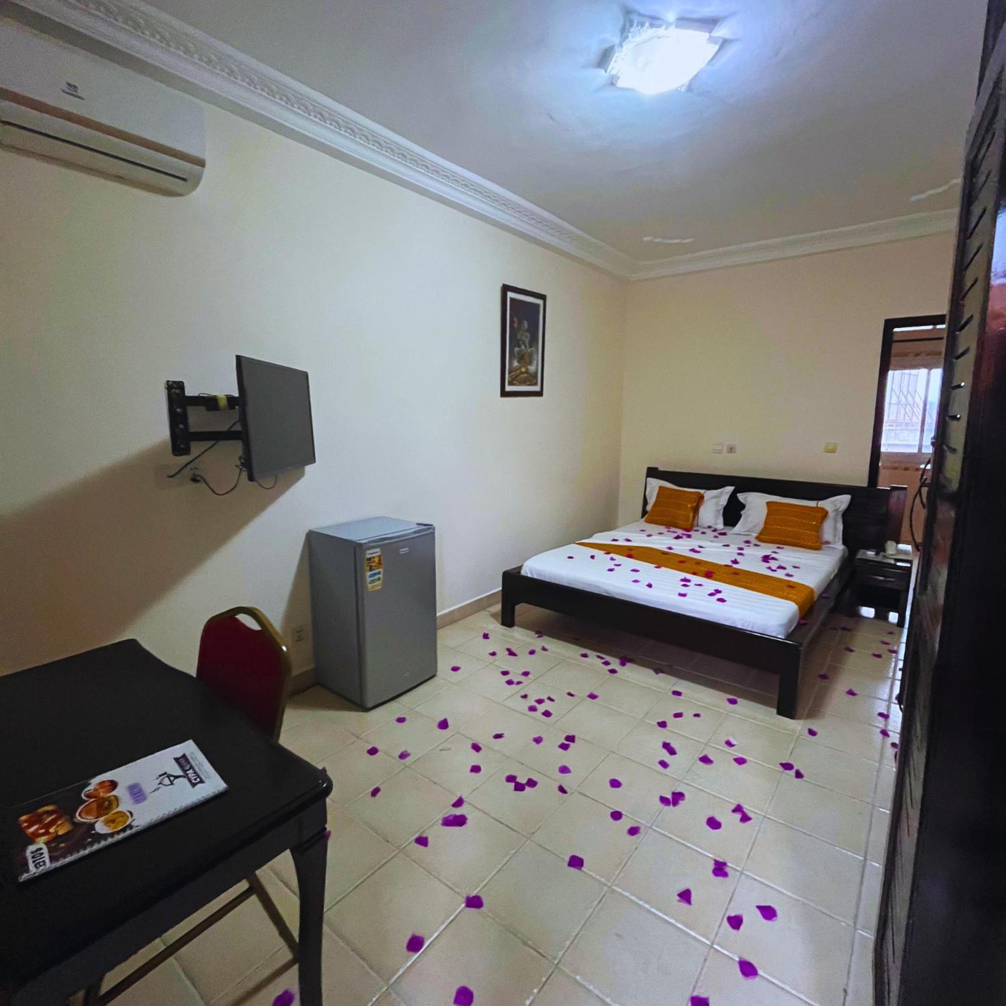 Cypa Hotel Абиджан Екстериор снимка